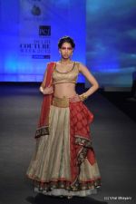 Model walk the ramp for Anju Modi show at PCJ Delhi Couture Week Day 3 on 10th Aug 2012 200 (37).JPG